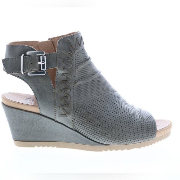 EARTH ๐๐ฃAttalea Bonaire Sandals in Light Blue (like gray) - Picture 6 of 17